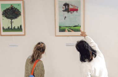 Personnes qui regardent des tableaux