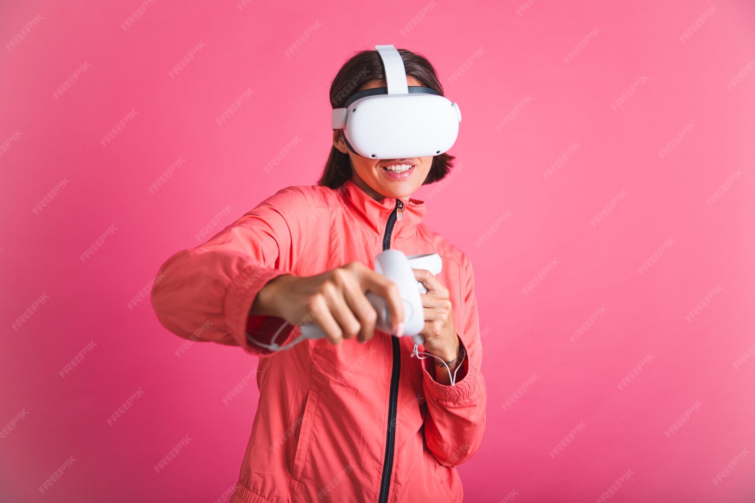 photo d'une femme avec un casque VR