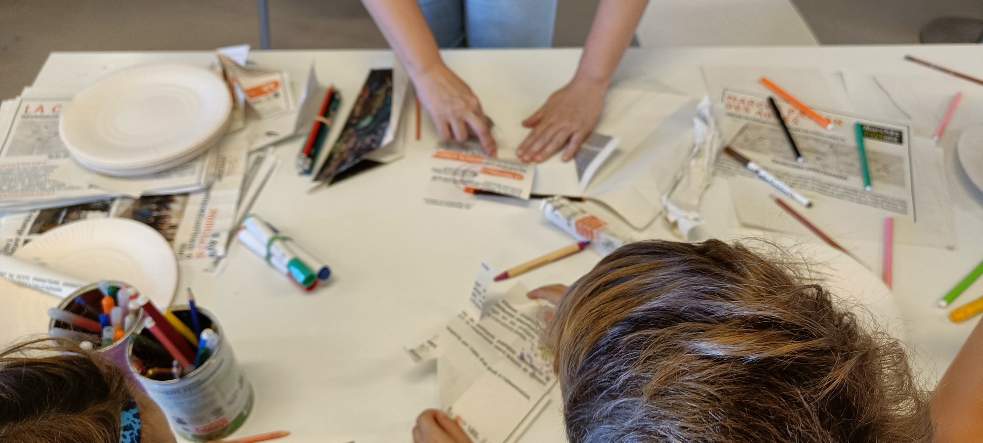 Personnes qui plient des feuilles en papier