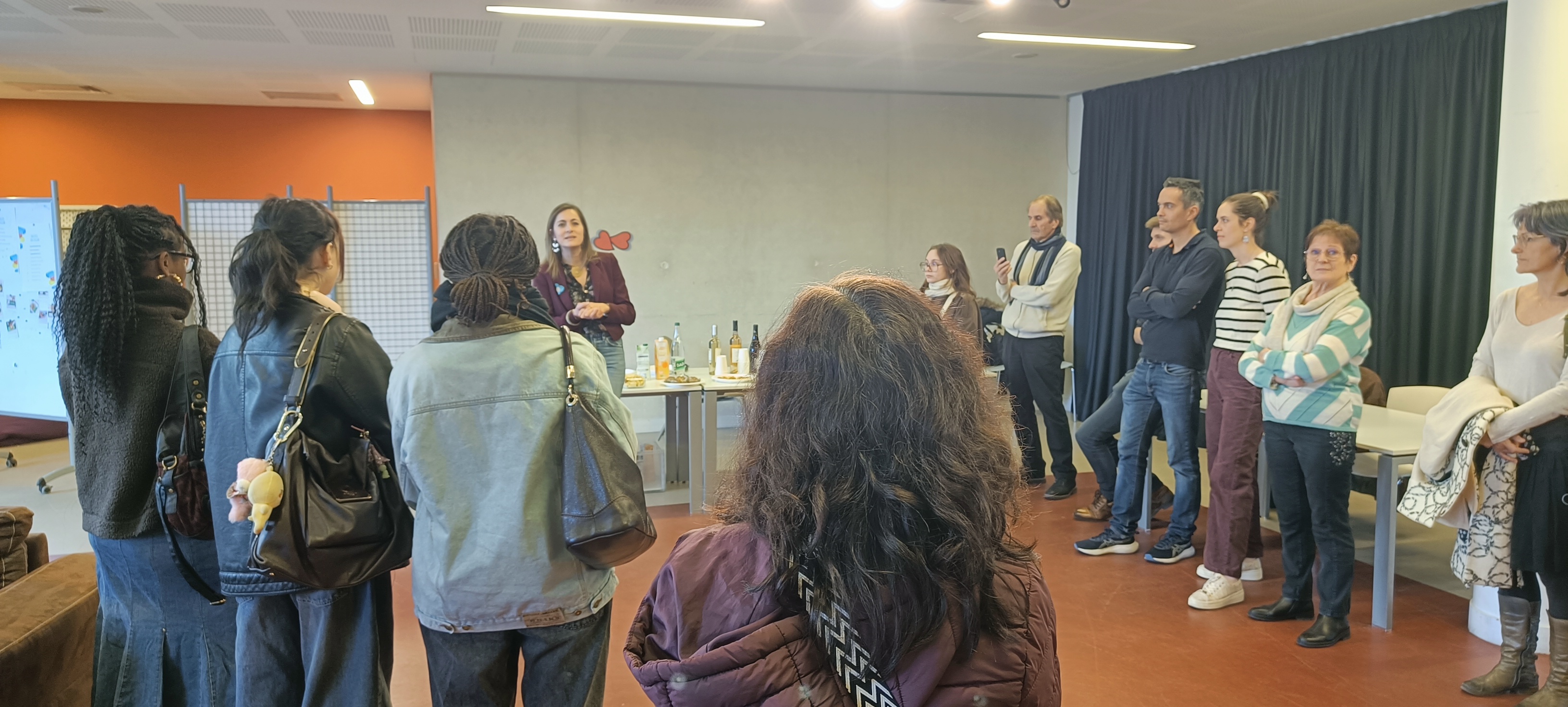 foule assistant à un discours