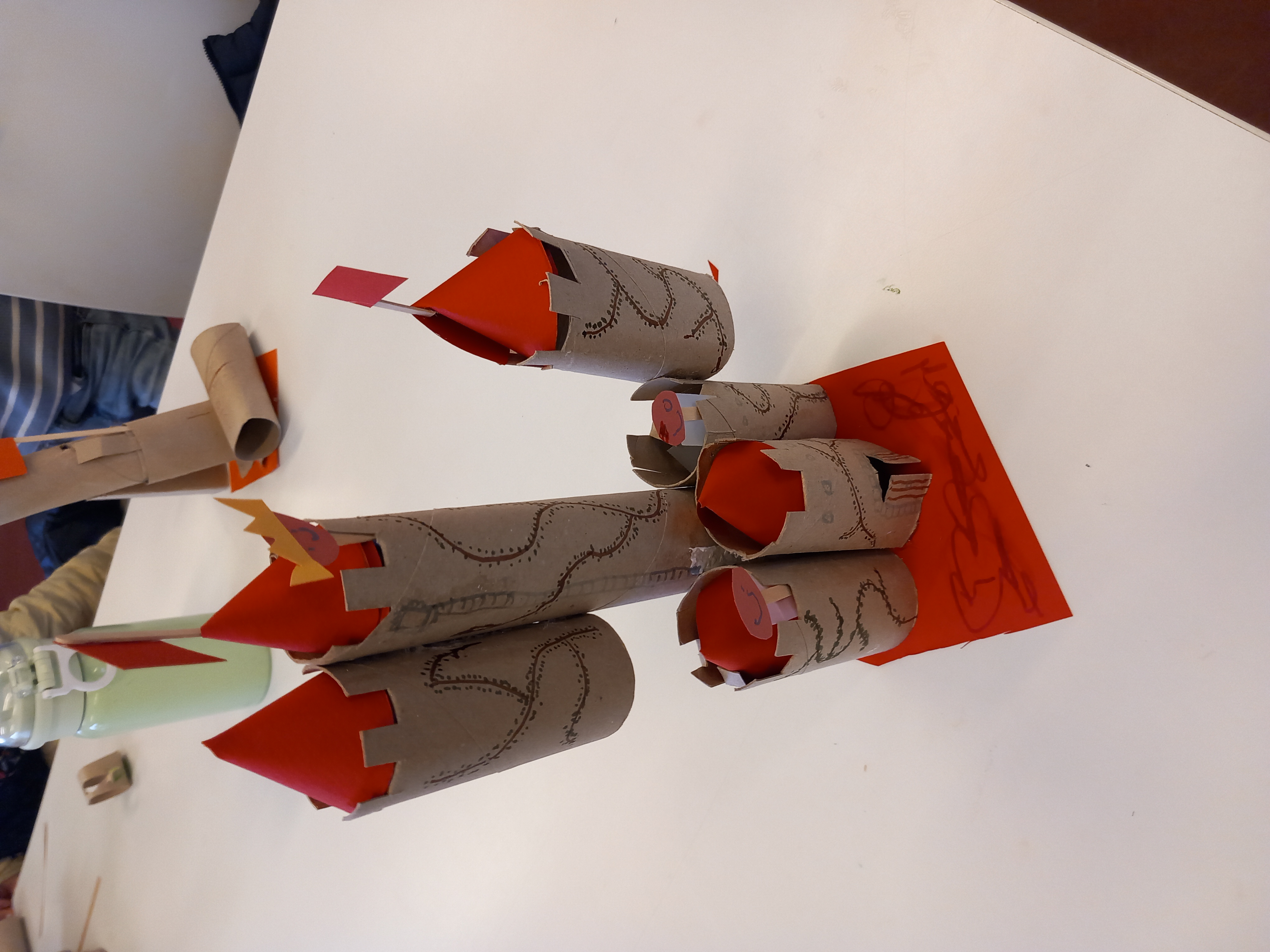 Photo d'un château fort en rouleau de papier toilette