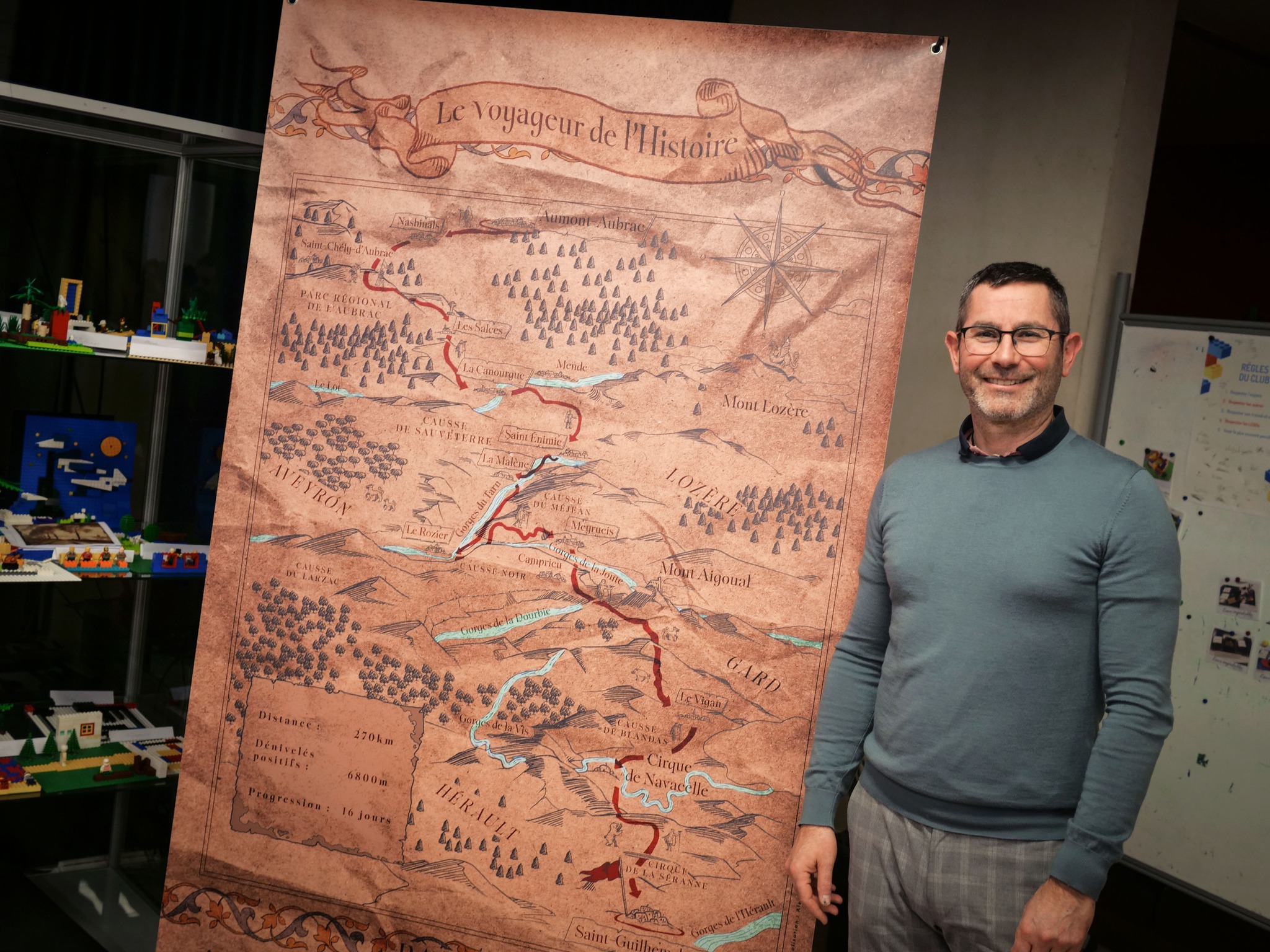 Le conférencier à côté de la carte de son aventure