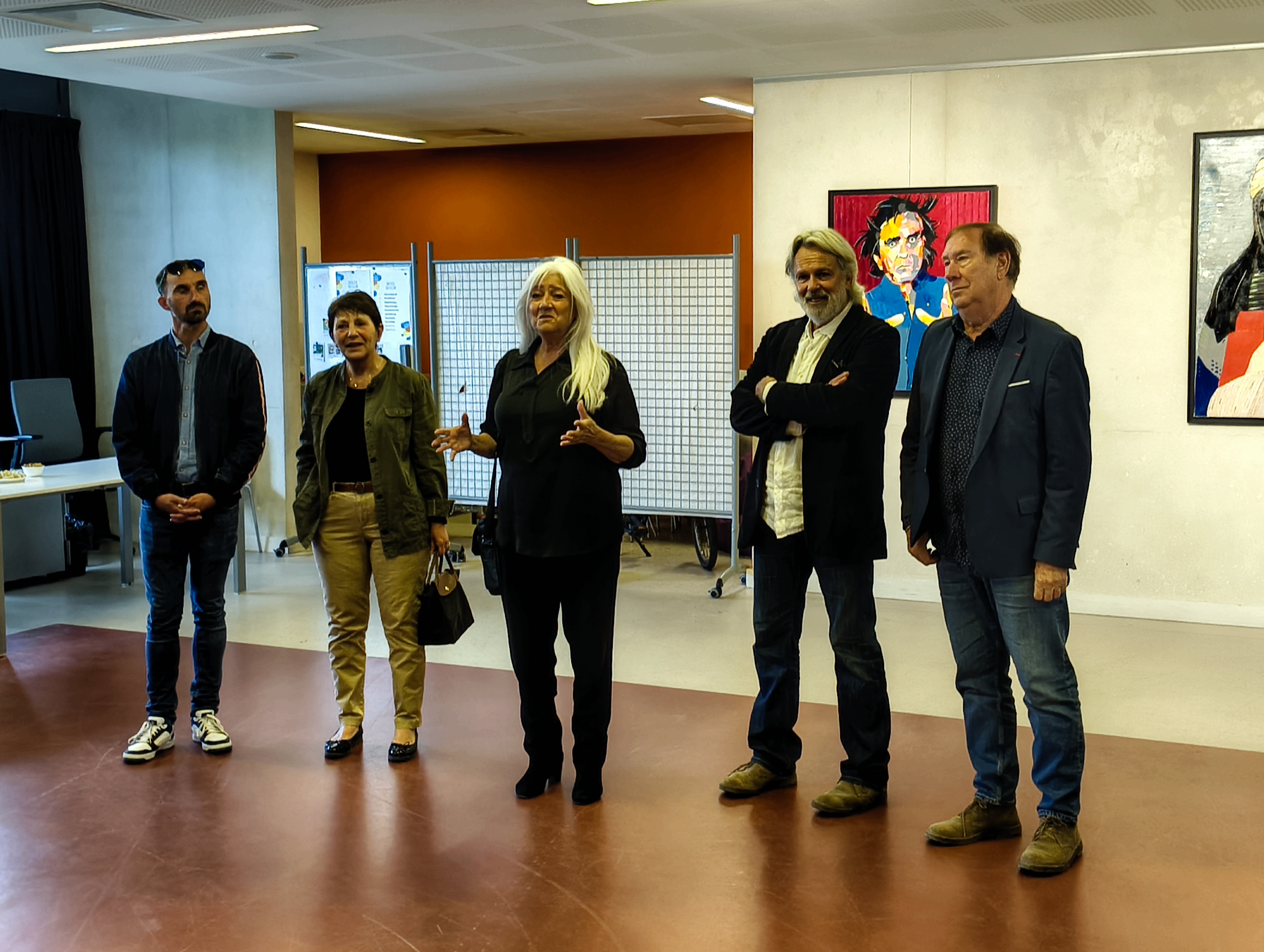 Photos de personnes prenant la parole